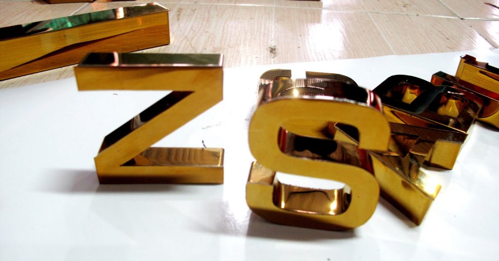 Chữ nổi inox gắn đèn LED hắt chân