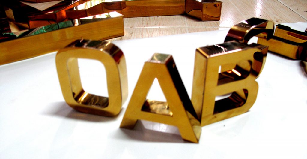 Bóng bảy hơn với chữ nổi inox