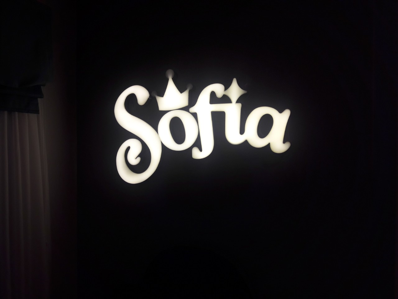 Làm bảng hiệu chữ nổi hộp đèn LED Sofia